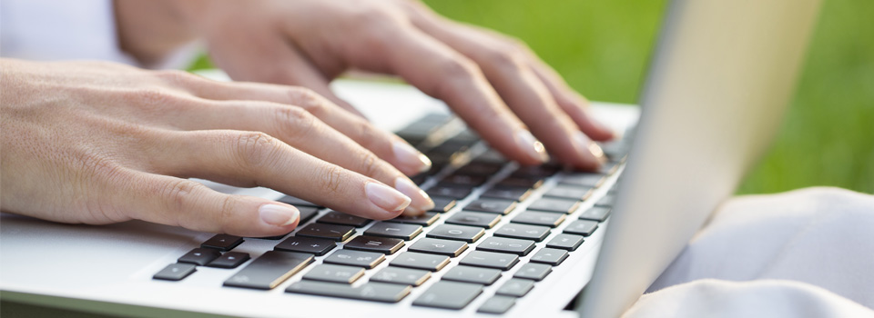 Otayhteyttä sivun headerkuva kädet läppärin näppäimillä